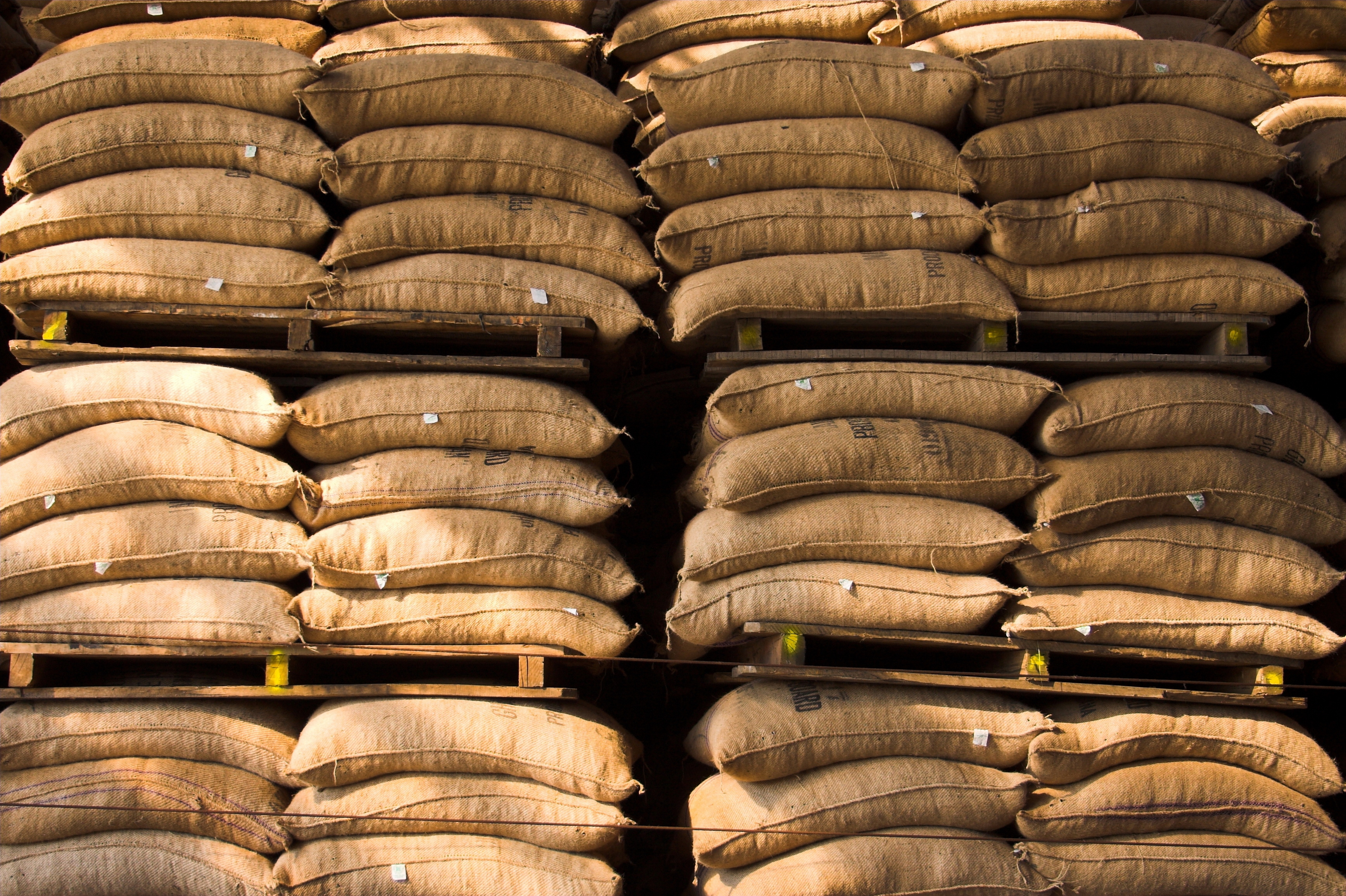 Hemp sacks on pallets © sculpies, Adobe stock