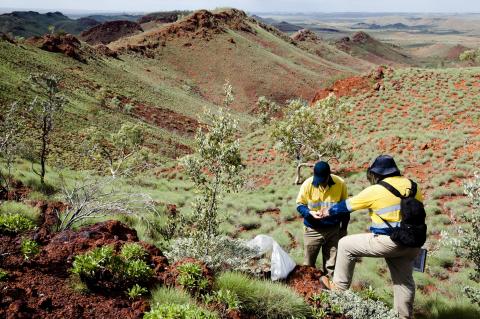 Geologists Sampling Rocks © Adwo, Adobe stock